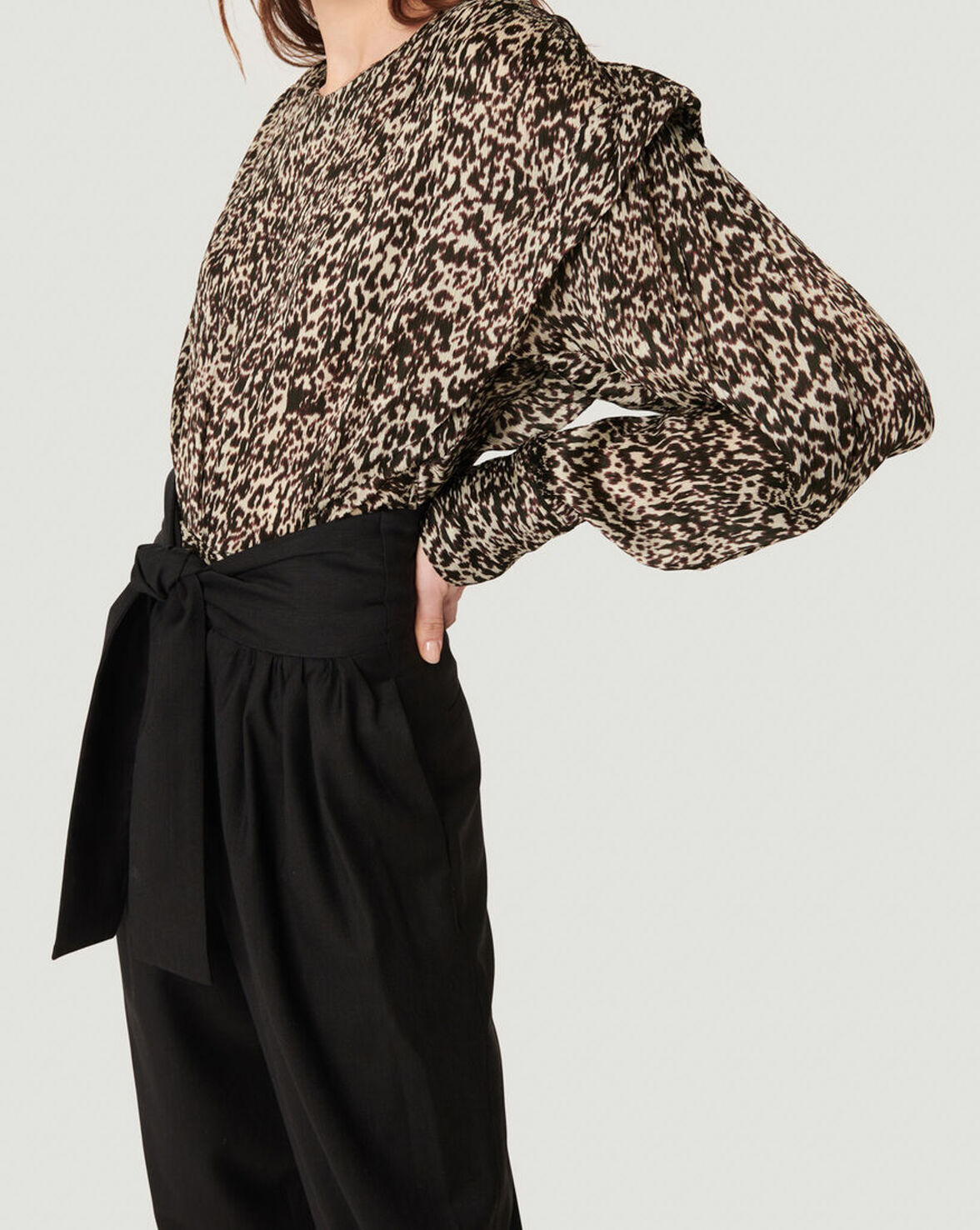 RUSKO STRONG SHOULDER LEOPARD TOP image number null